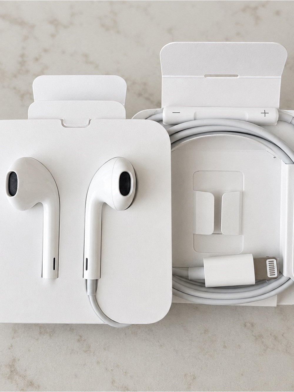 Apple White Lightning EarPods with Remote and Microphone